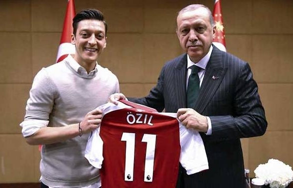 Ozil, citing 'racism', quits Germany side after World Cup debacle