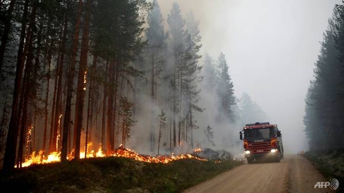 french soldiers arrive in sweden to fight wildfires