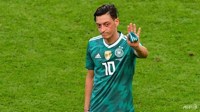 german fa boss rejects ozil racism charge but admits mistake