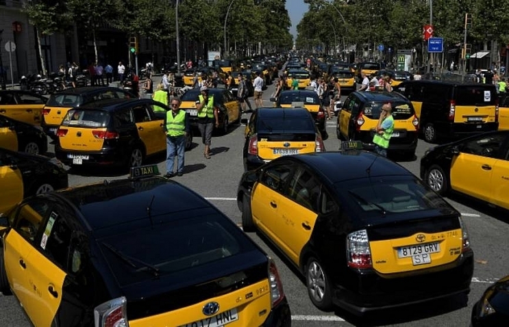 Madrid taxis join Barcelona strike against Uber