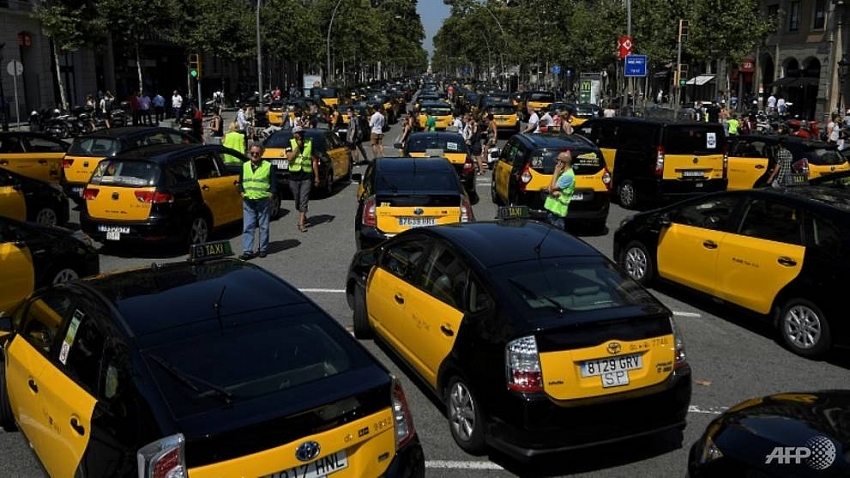 madrid taxis join barcelona strike against uber