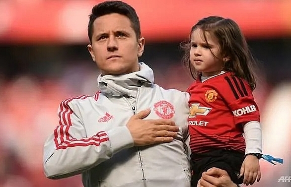 PSG sign former Man United midfielder Herrera on five-year deal