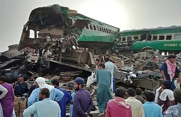 Death toll in Pakistan train collision rises to 23
