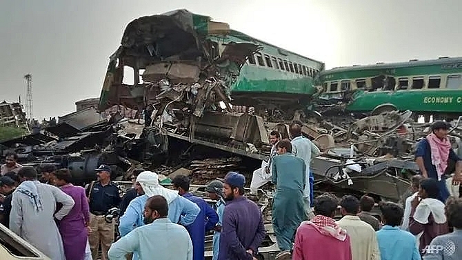 death toll in pakistan train collision rises to 23