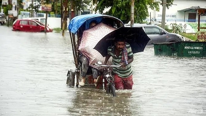 monsoon rains kill 17 in nepal 11 in india