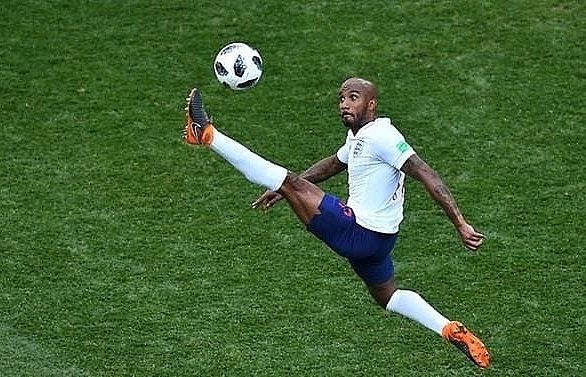 Everton sign England midfielder Delph from Manchester City