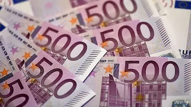 euro touches two year low as ecb signals stimulus and rate cut