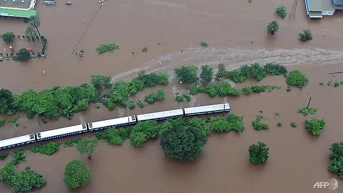 indian navy rescues hundreds stranded on train in floods