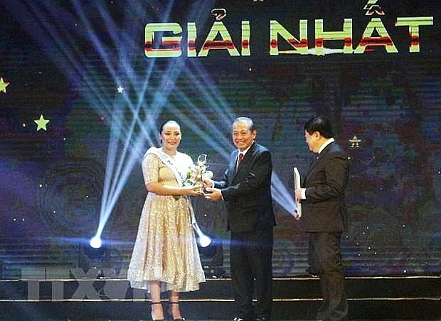 malaysian singer wins asean3 pop singing contest in quang ninh