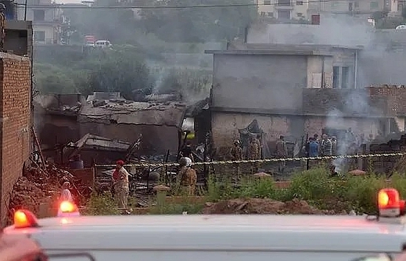 18 killed as Pakistani army plane crashes into residential area