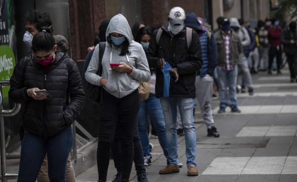 chile crosses 10000 virus deaths as president announces aid package