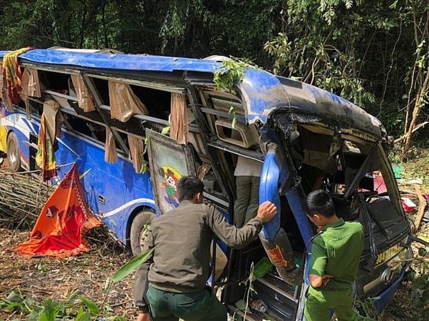 five dead in coach crash in kon tum