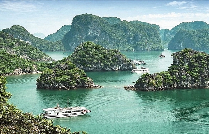 Ha Long Bay sightseeing ticket fares down by half for cruise tourists