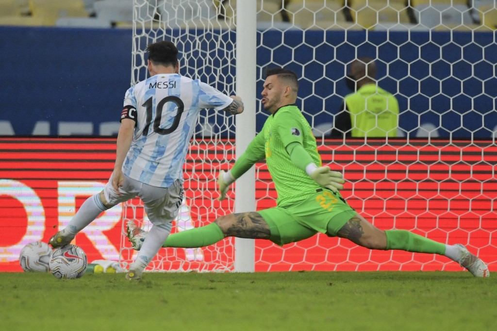 Argentina's Lionel Messi (L) tries to score past Brazil's goalkeeper Ederson before slipping during the Conmebol 2021 Copa America football tournament final match at Maracana Stadium in Rio de Janeiro, Brazil, on July 10, 2021. NELSON ALMEIDA / AFP