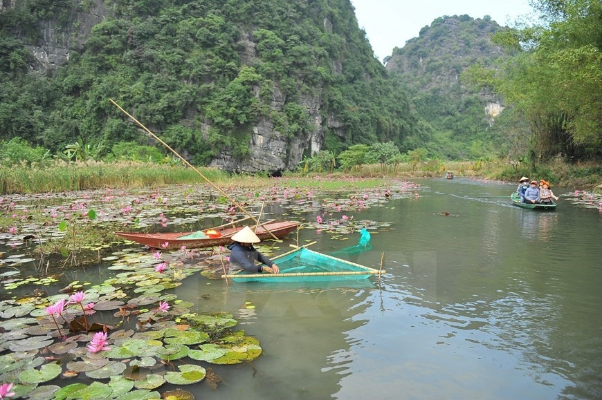 Sailing in tranquility in Thung Nang