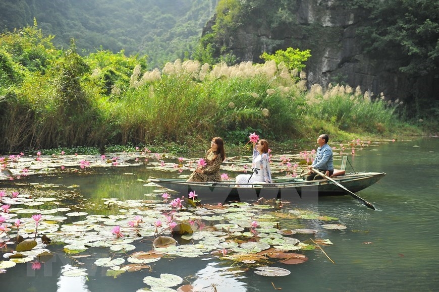 Sailing in tranquility in Thung Nang