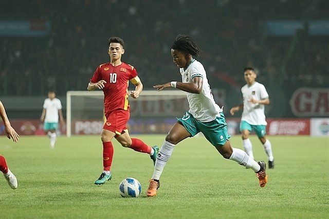Under immense pressure from home fans, Khuất Văn Khang (10) and teammates managed to contain Indonesia. — Photo AFF
