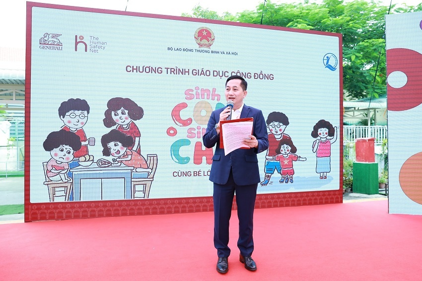 Sinh Con, Sinh Cha discusses popular parenting topics with hundreds of families