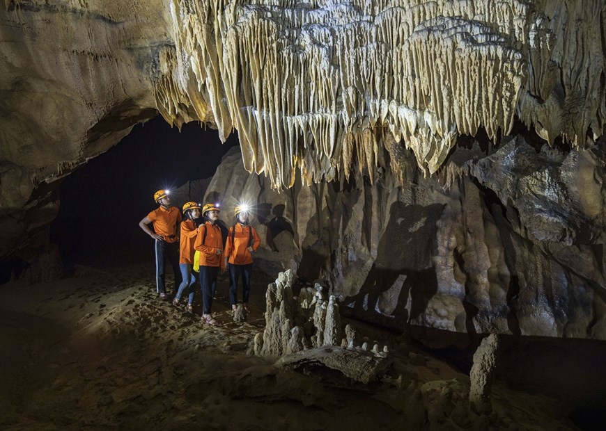 Exploring Kieu Cave in Quang Binh province