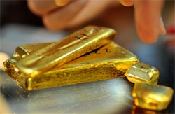 gold closes higher but off record high