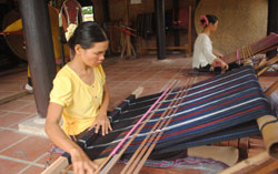 Craft village spins tales of centuries-old silk trade