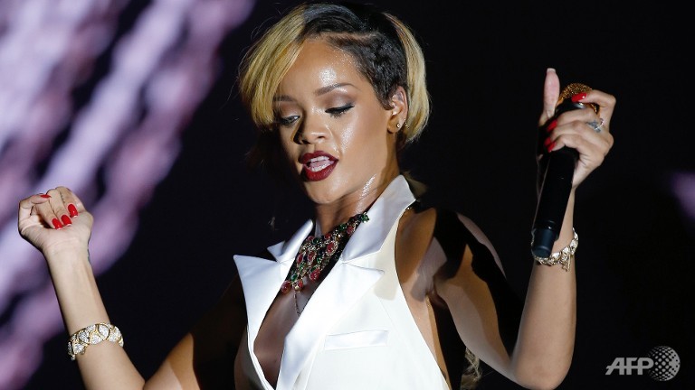 rihanna wins t shirt battle against topshop