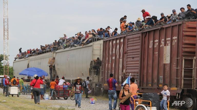 Mexico stops migrants from climbing