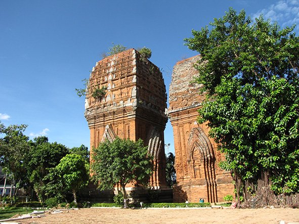 a visit to twin towers in binh dinh