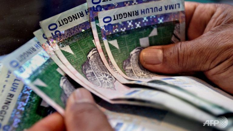 malaysian ringgit closes at 17 year low on oil politics yuan