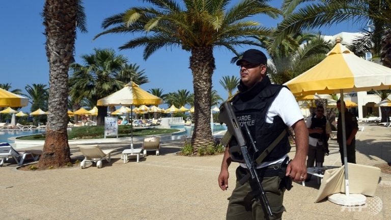 tunisia policeman shot dead in beach massacre resort