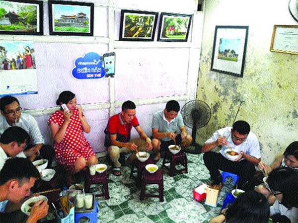 Ha Noi, Old Quarter, banh da tron ingredients, mien xao dishes