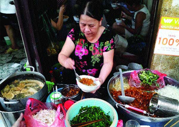 Ha Noi, Old Quarter, banh da tron ingredients, mien xao dishes