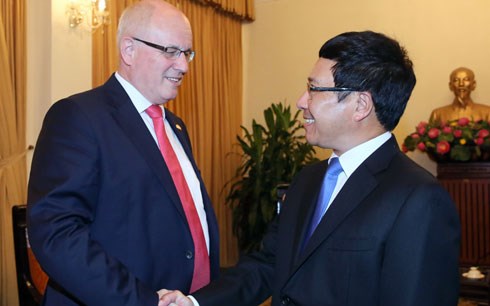 german parliamentary group leader welcomed in hanoi