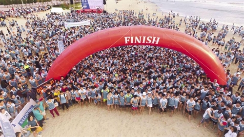 barefoot runners race in da nang beach
