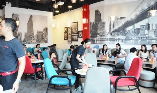 Foreign coffee, fast food retreat from Việt Nam