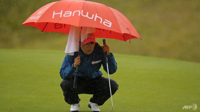 kim forges two shot halfway lead in british open