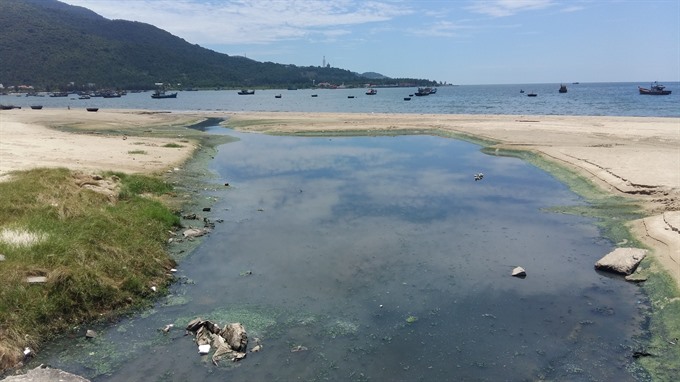 Two projects found discharging waste water into Đà Nẵng beaches