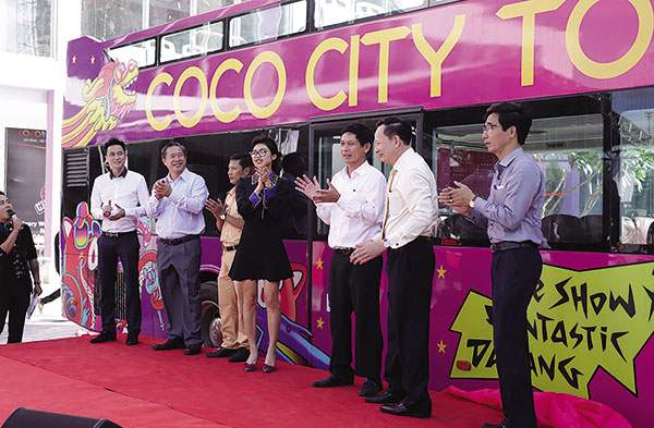 Thaco hands over Empire Group’s new double-decker sightseeing fleet