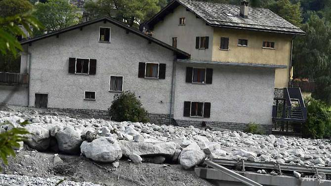 eight missing after huge landslide in swiss alps