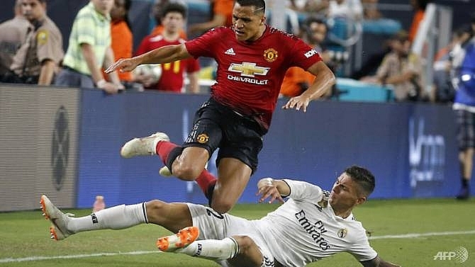manchester united holds on to beat real madrid 2 1
