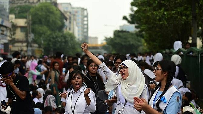bangladesh shuts down mobile internet to tackle teen protests