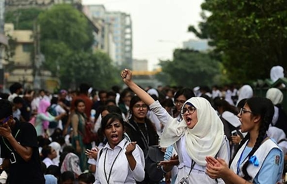 Bangladesh shuts down mobile Internet to tackle teen protests