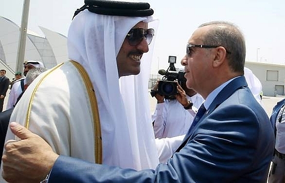 Qatar's emir travels to crisis-hit Turkey in show of support