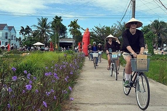 chinese south korean tourists flock to central vietnam