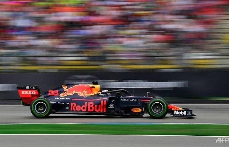 Verstappen looms large in Hamilton's rear view mirror