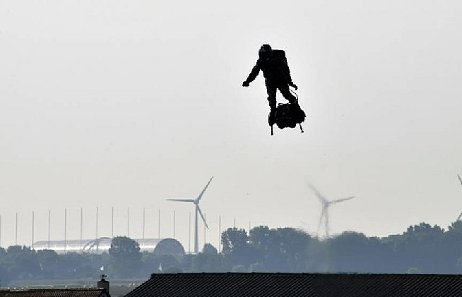 French 'Flyboard' inventor poised for 2nd Channel crossing bid