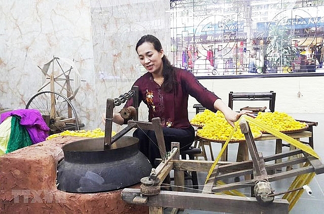 festival honours vietnams traditional silk brocade weaving