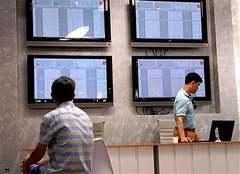 shares move up amid cautious sentiment