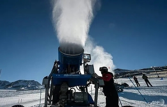 Climate change forces Chile ski stations to make fake snow