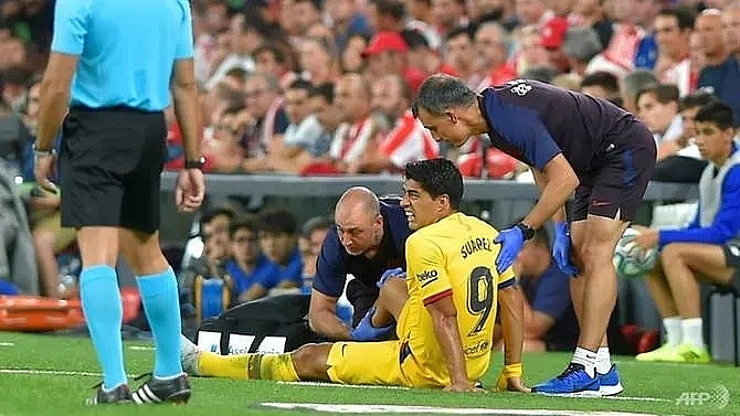 suarez injured joins messi on barca treatment table